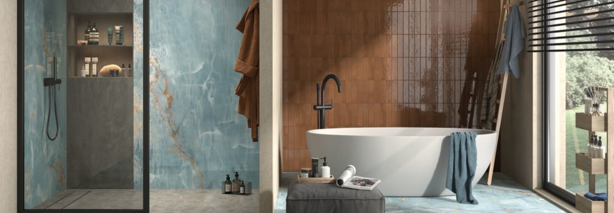 Luxe badkamer met marmerlook blauw tegelwerk en vrijstaand bad met zwarte kraan