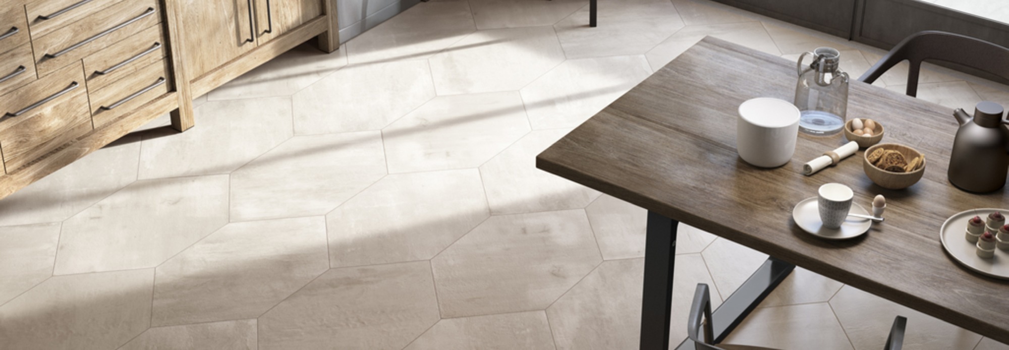 Zeshoekige vloertegels in een lichte keuken