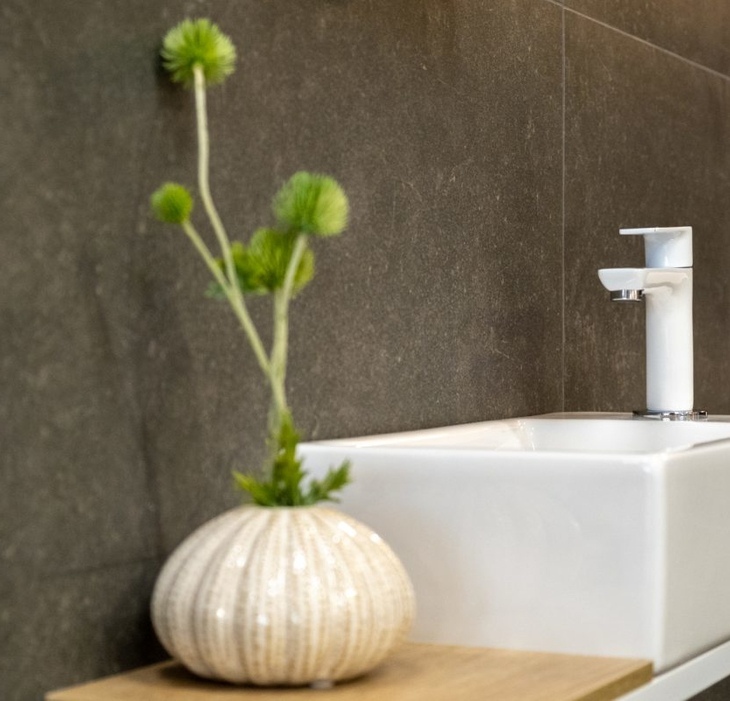 Slim ingedeelde toiletruimte met compacte wc