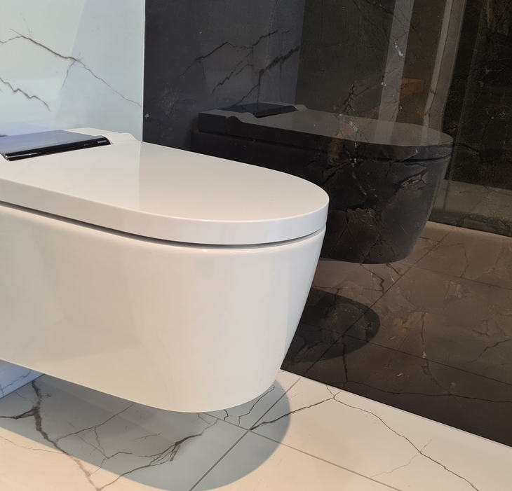 Moderne wc in marmerlook setting