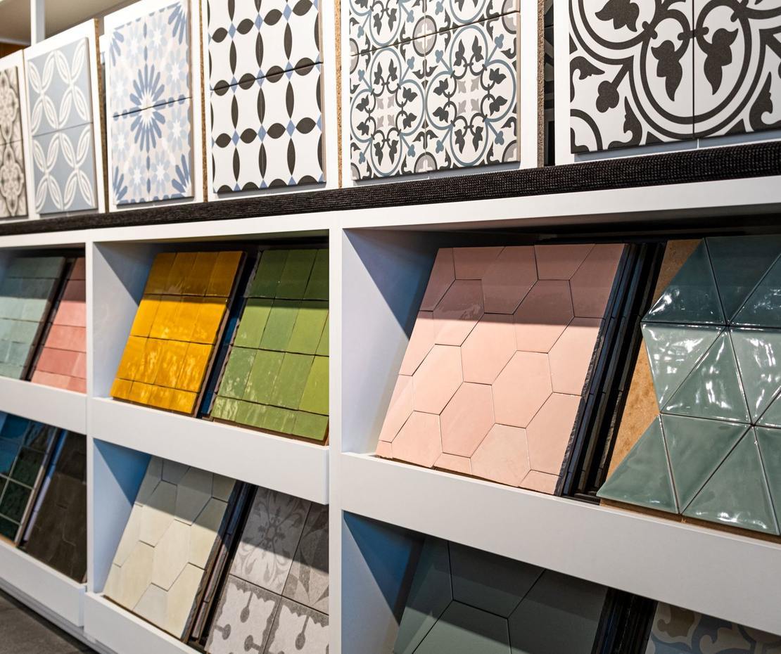 Wand met tegelstalen in de showroom van Joure