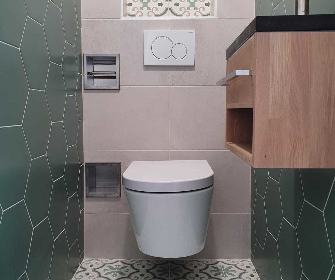 Groene wandtegels met strak wandcloset