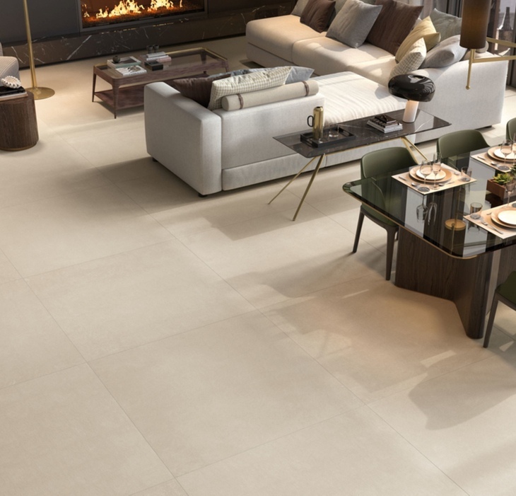 Moderne tegelvloer in warme neutrale tint