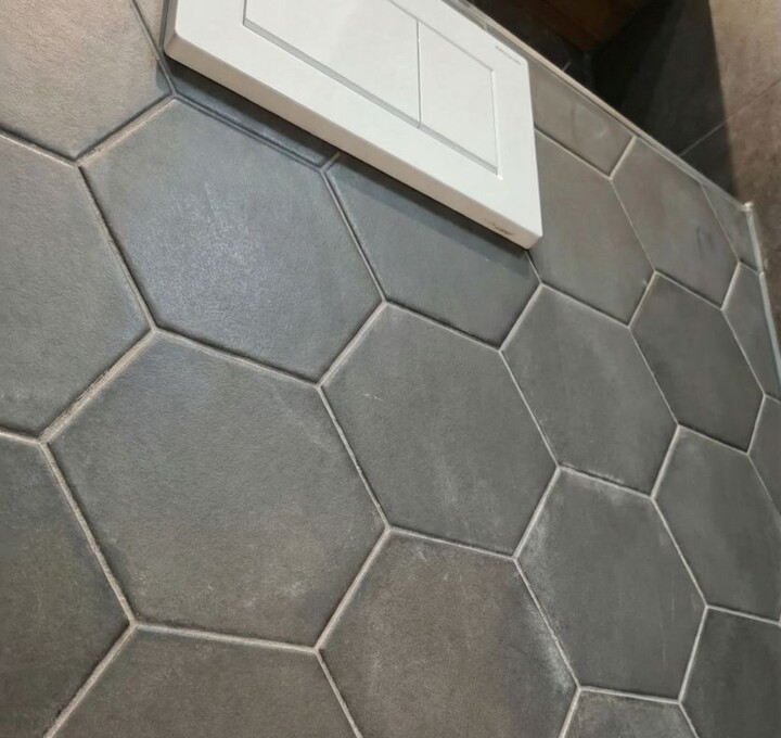 Close up van grijze honinggraat tegels