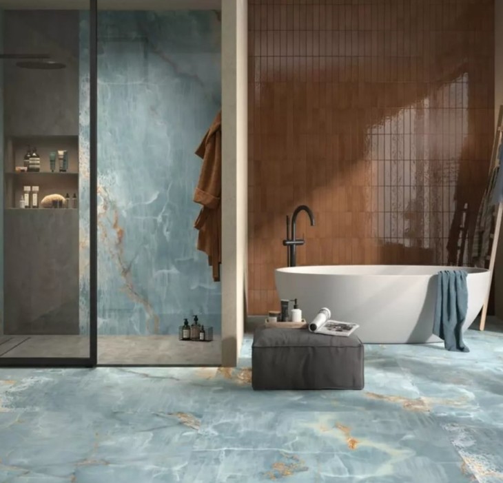 Badkamer met natuurlijke lichtinval, zachte tinten en speelse materiaalcombinaties