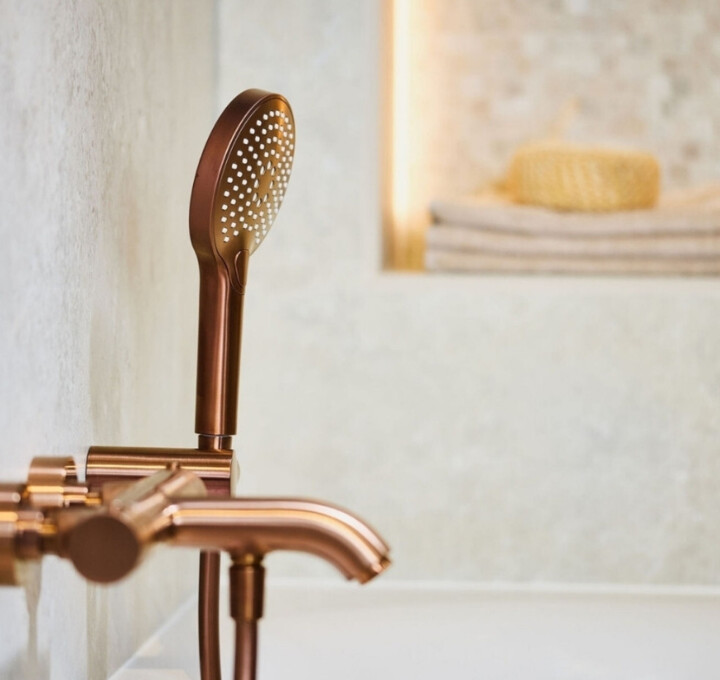 Close up van koperen douchekraan bij Stienstra Tegels en Sanitair