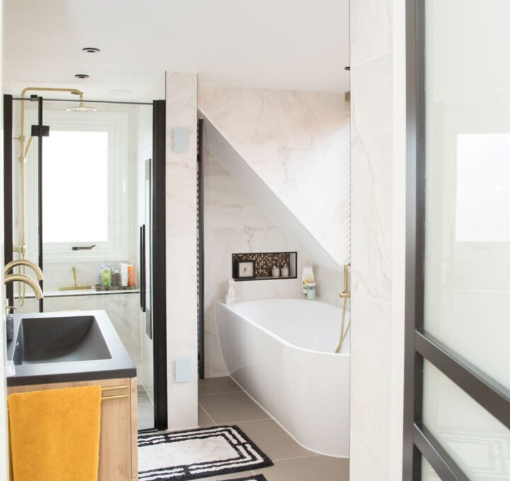 Lichte badkamer met subtiele kleuraccenten en houtdetails