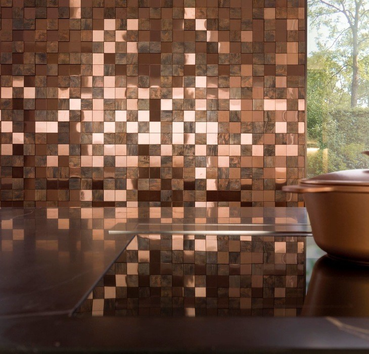 Glanzende koperkleurige tegels in klein formaat