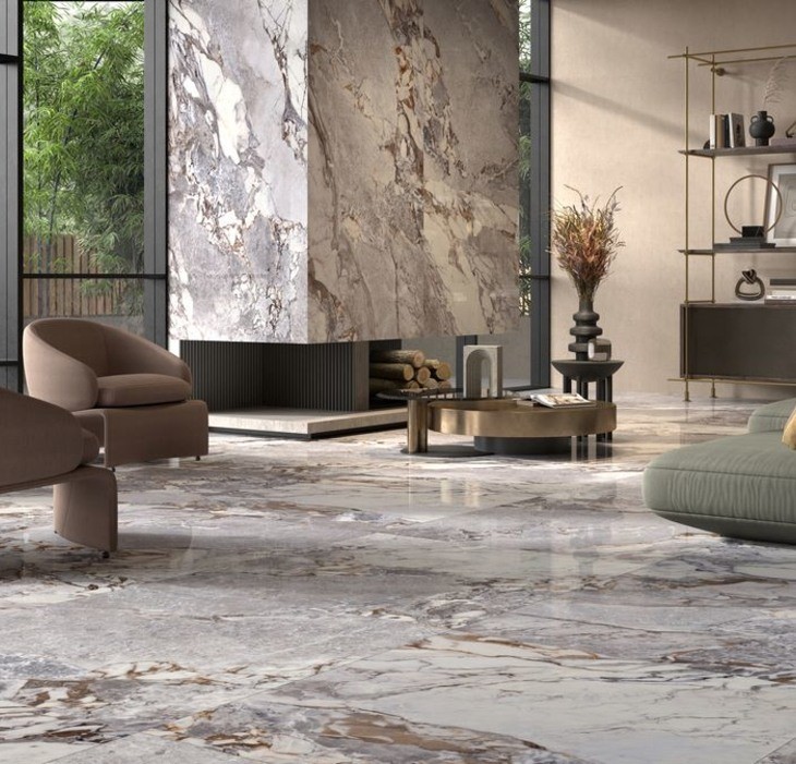 Chique woonkamer met glanzende marmerlook vloertegels