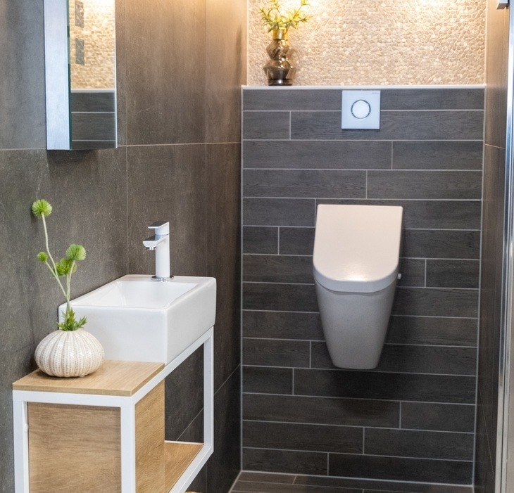 Wandcloset met grijze betonlook wandtegels