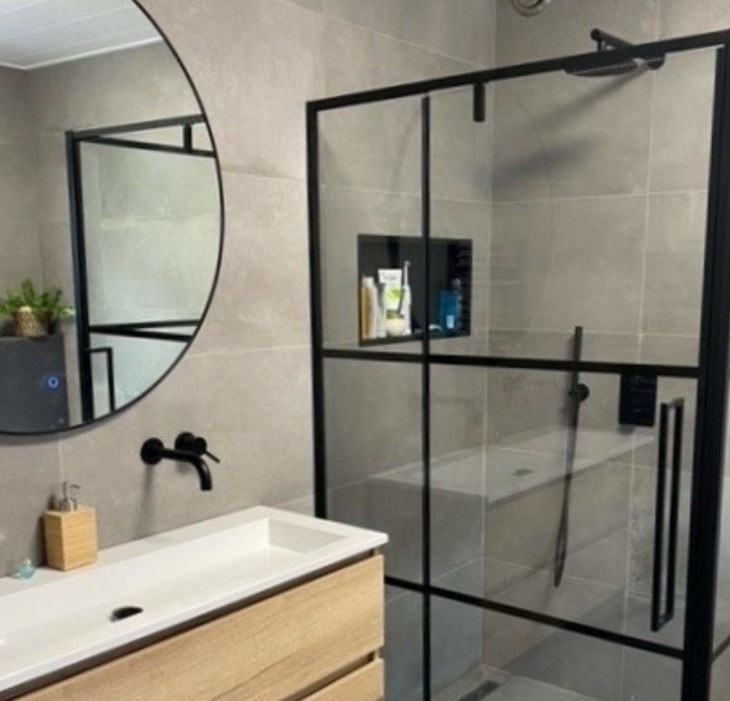 Zwarte glazen douchewand