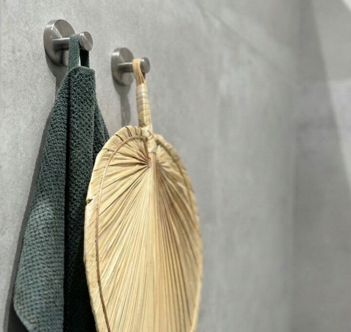 handdoek haken met decoratie in industrieel toilet