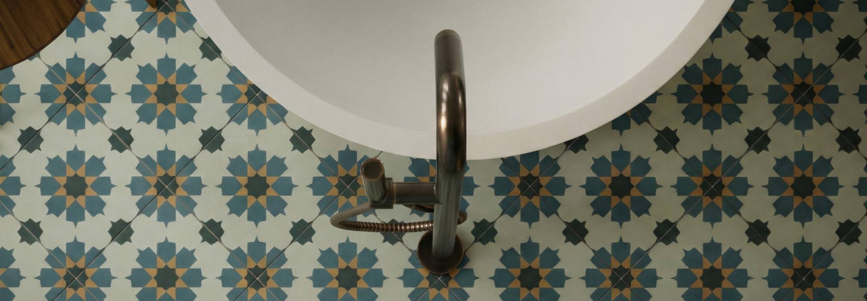 Portugese tegels van bovenaf met bloemenpatroon