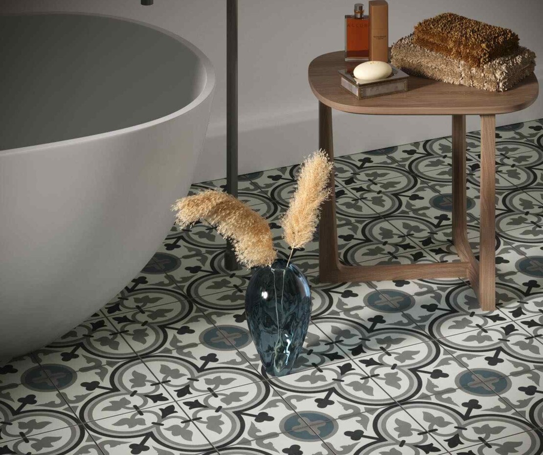 Moderne Portugese tegels in een badkamer setting