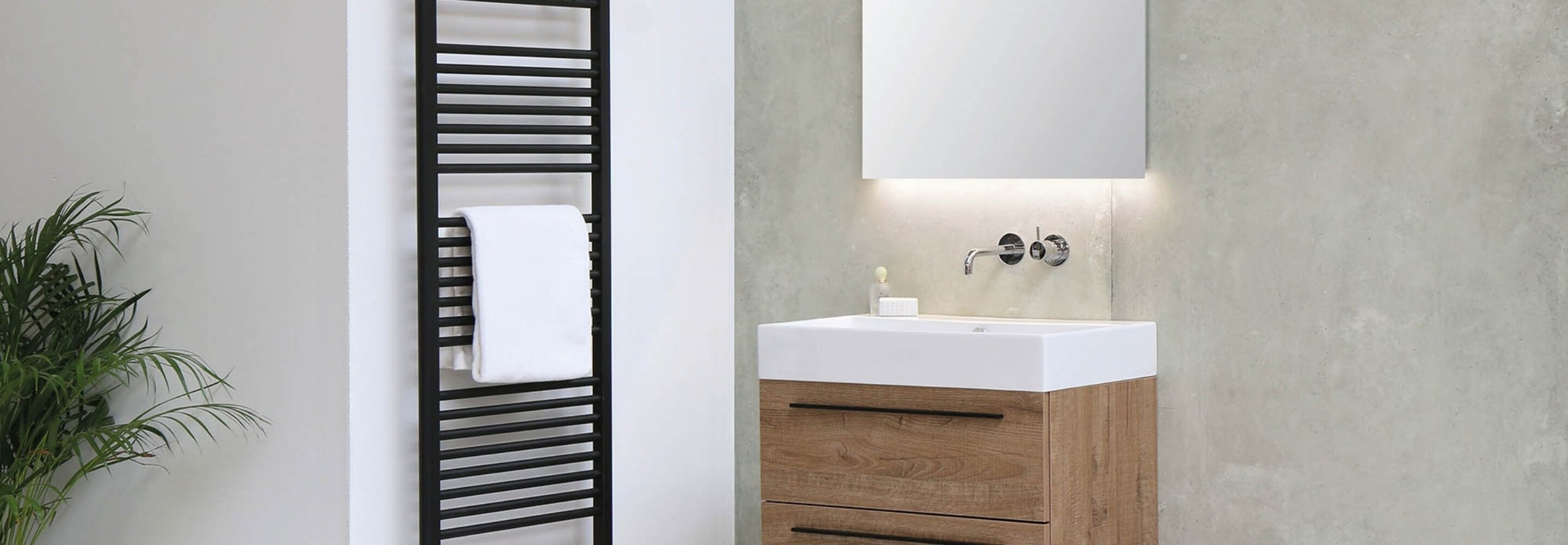 Scandinavische badkamer met lichte tegels en houtlook meubel bij Stienstra Joure