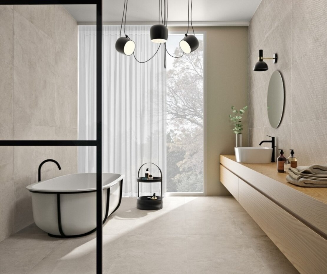 Moderne Scandinavische badkamer met vrijstaand bad en lichte tinten