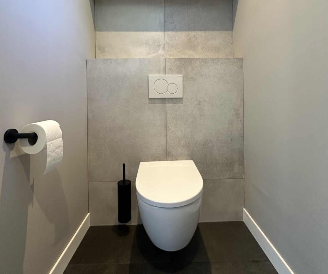 Industrieel toilet met minimalistische uitstraling