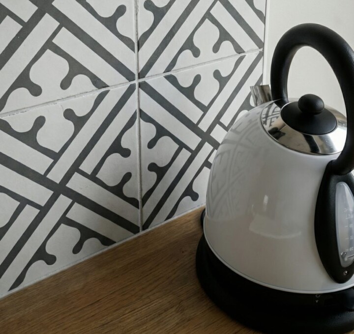 Zwart wit Azulejos als wandaccent in keuken