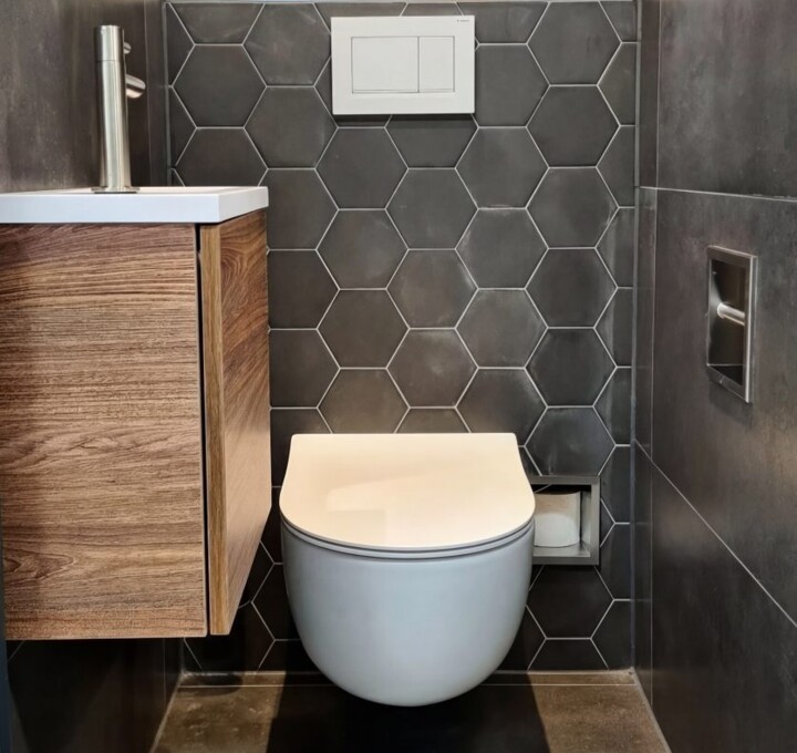 Industrieel toilet met grijze honinggraat wandtegels