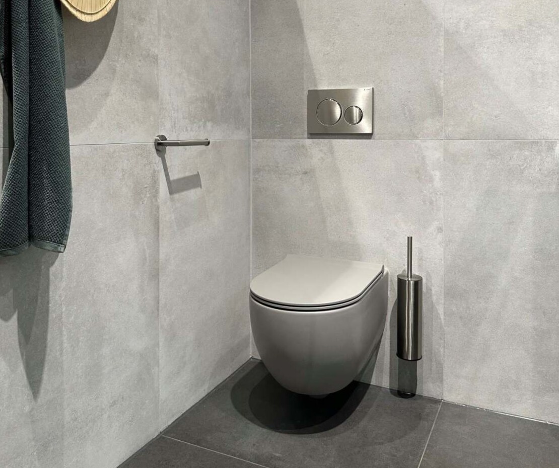 Betonlook toilet met grote tegels